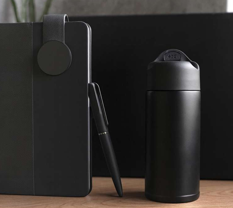 طقم هدايا أعمال 3 في 1 فاخر – نوت بوك، قلم معدني، مج حراري – هدية شركات أنيقة