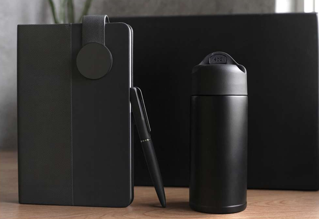 طقم هدايا أعمال 3 في 1 فاخر – نوت بوك، قلم معدني، مج حراري – هدية شركات أنيقة