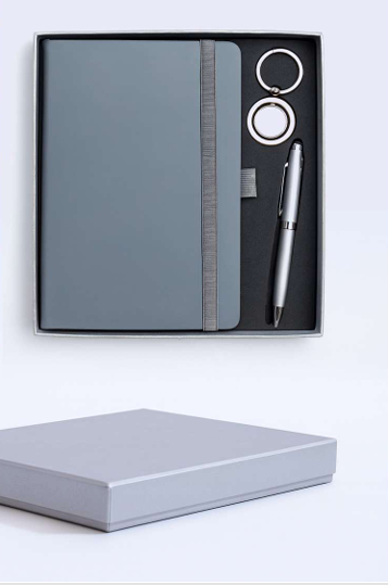 طقم هدايا أعمال 3 في 1 فاخر (نوت بوك رمادي، قلم، ميدالية) – مقاس A5 أنيق