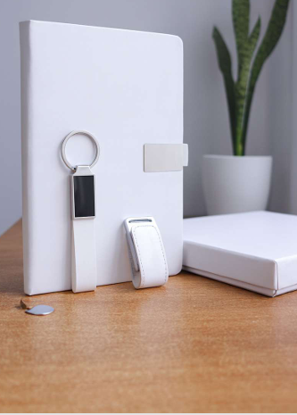 طقم هدايا أعمال 3 في 1 فاخر (نوت بوك، ميدالية، فلاش ميموري) – أبيض أنيق مقاس A5