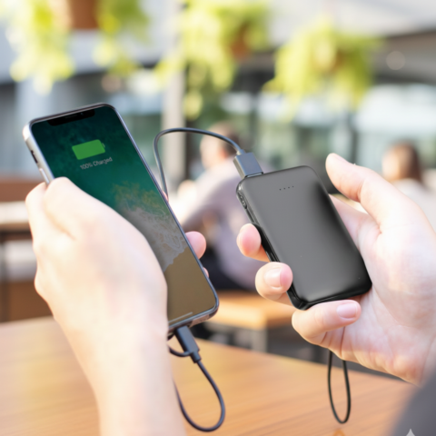 باور بانك ميني مع كابل شحن مدمج – تصميم مطاطي أسود نحيف – مثالي للاستخدام اليومي والهدايا